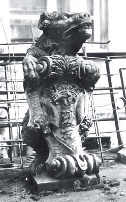 Изображение герба Кнайпхофа на скульптуре медведя