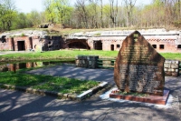 Мемориальный камень с именами героев отличившихся при взятие форта