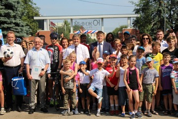Глава Калининграда Алексей Силанов на спортивном празднике в парке «Южный» дал старт мероприятиям в честь Дня города.