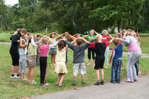 Детский лагерь лето. Дети в лагере. Отдых детей в лагерях. Детское оздоровление в лагере. Детский лагерь кедр саянск.