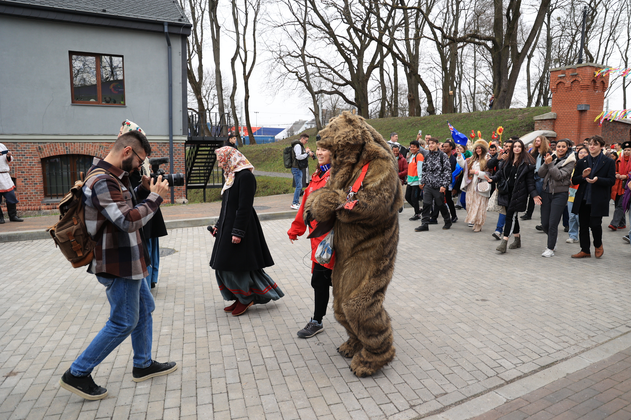 Надписи на белом фоне. Сабвуфер fbt ls 61a. Klgd hello. 1005127. Klgd hello.