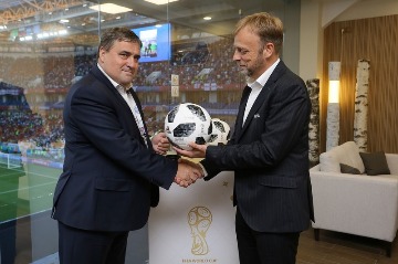 Директор департамента FIFA по проведению соревнований и мероприятий Колин Смит вручил главе Калининграда Алексею Силанову два мяча Adidas Telstar 18, выпущенных для матчей в Калининграде.