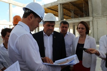 Глава Калининграда Алексей Силанов проверил ход работ по строительству школы в Восточном жилом микрорайоне.