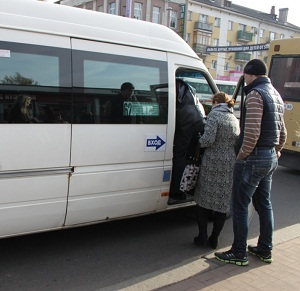 Маршрут 30 автобуса калининград. 28 Автобус Калининград. Микроавтобус Калининград. Пассажиры в микроавтобусе. 25 Автобус Калининград.