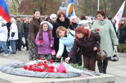 Возложение цветов к мемориальному памятнику 1200 воинам-гвардейцам