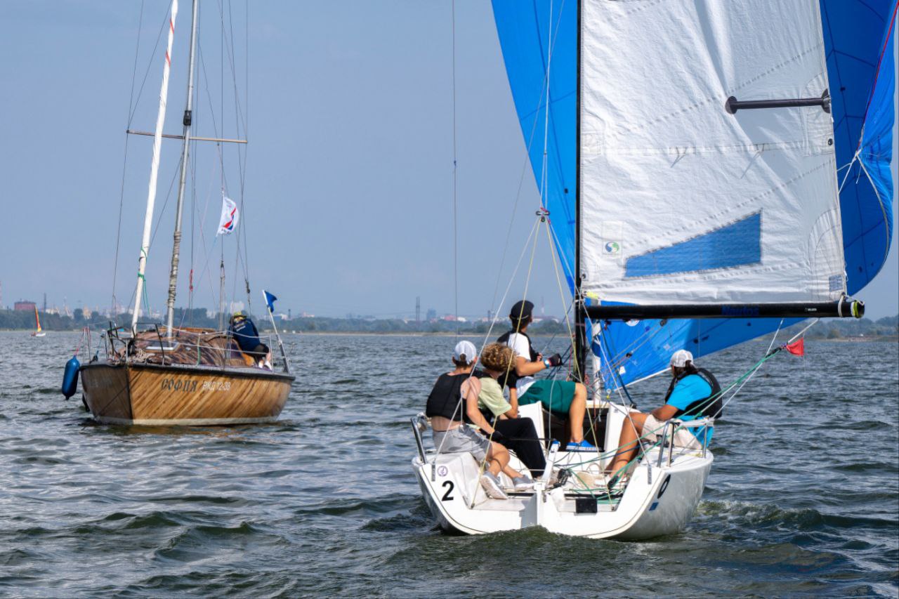 Название корпоративной регаты. Парусная регата ижевск 2022. Конаково ривер клаб регата. Лодка парусная регата. Яхт клуб конаково ривер.