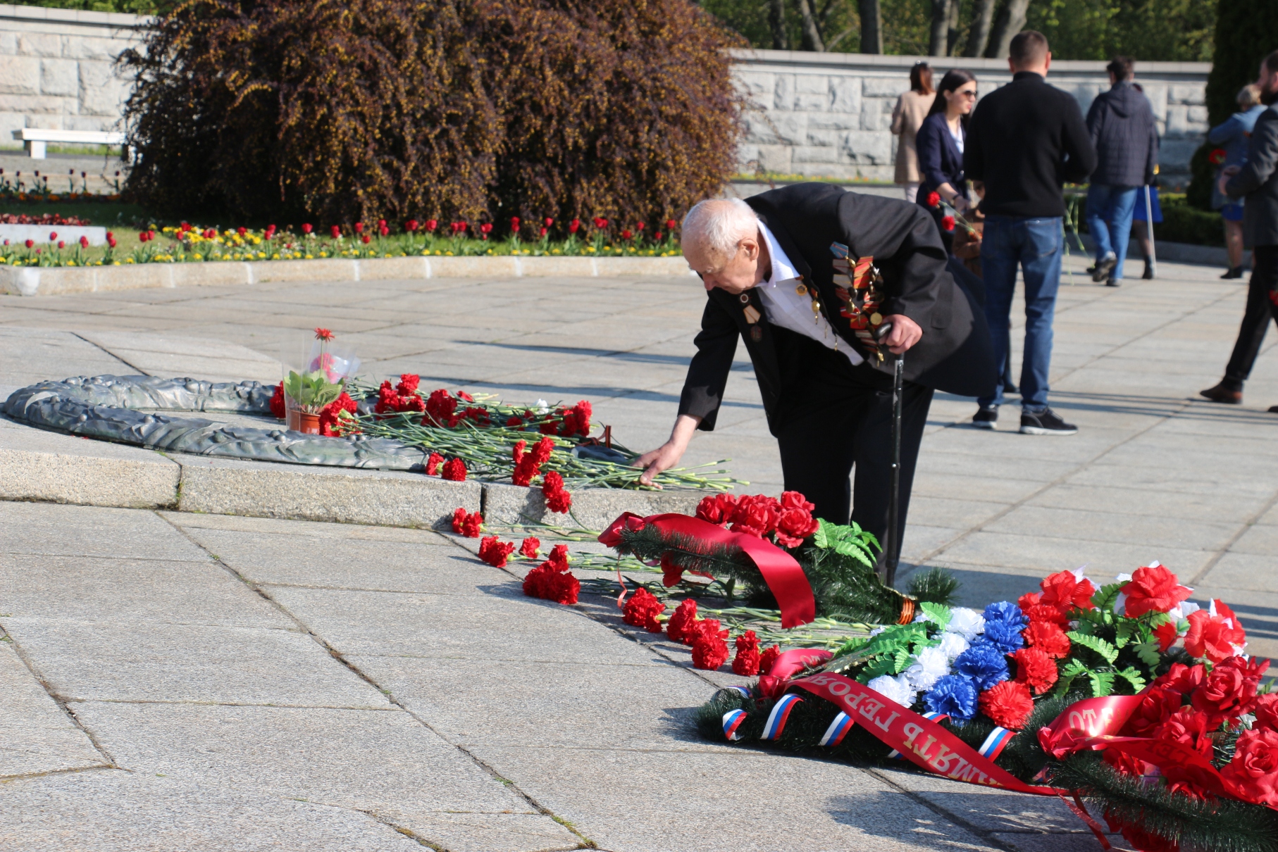 памяти отцов и дедов. дети дарят цветы ветеранам. школа села мессажай. памяти предков будем достойны. памяти отцов и дедов.