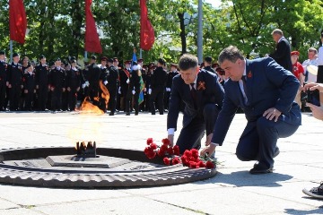 Глава Калининграда Алексей Силанов по завершении парада учащихся, проводимого в честь Дня Великой Победы, возложил цветы к мемориальному комплексу 1200 воинам-гвардейцам