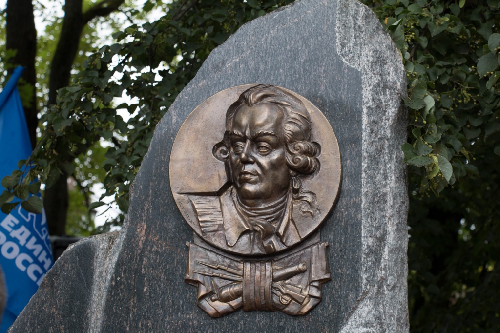 надгробие герой